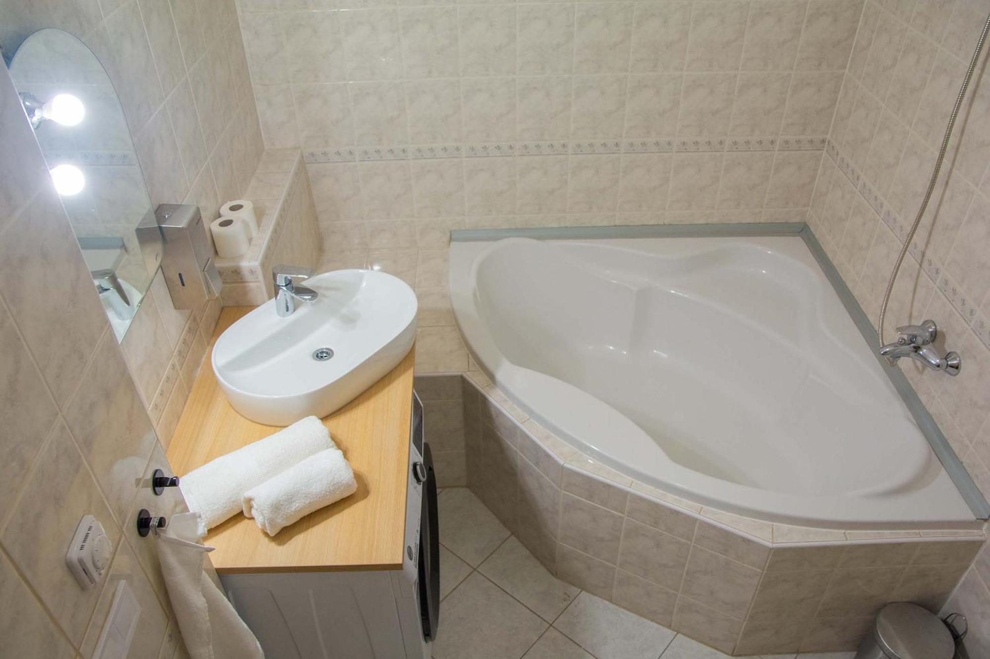 City Centre Apartment With Parking Прага Экстерьер фото